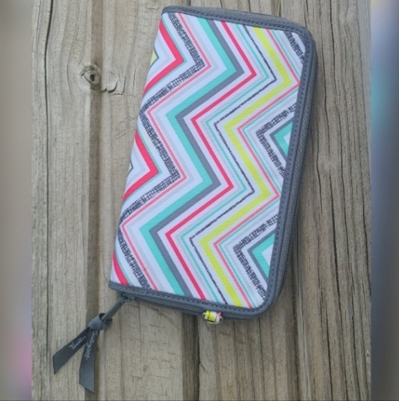 Thirty-one Coupon Clutch with Chevron Print New Without Tags - Picture 1 of 3